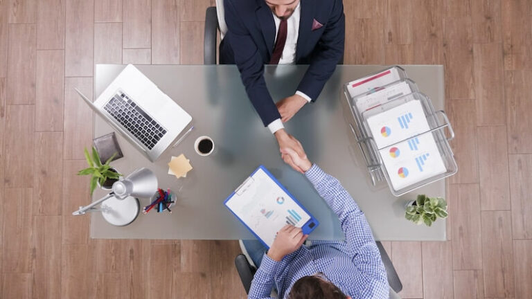 20230718114322 fpdl.in top view of businessmen shaking hands during business negotiation in startup office 482257 19402 medium 1 768x432 1 - Стратегия продаж и подход в работе с клиентами – коммерческий директор assino о работе в B2B сегменте