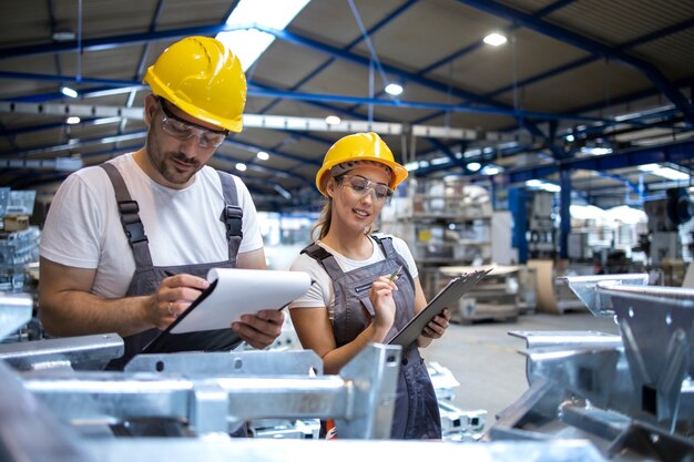 20230803135306 fpdl.in factory workers checking quality of products in large industrial hall 342744 162 normal - Автоматизация автомобильной промышленности – экспертиза assino